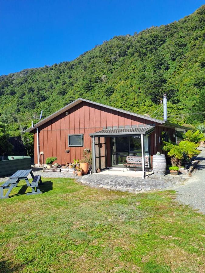 Koru Beachfront Holiday Cabins & Hot Tub Barrytown Extérieur photo