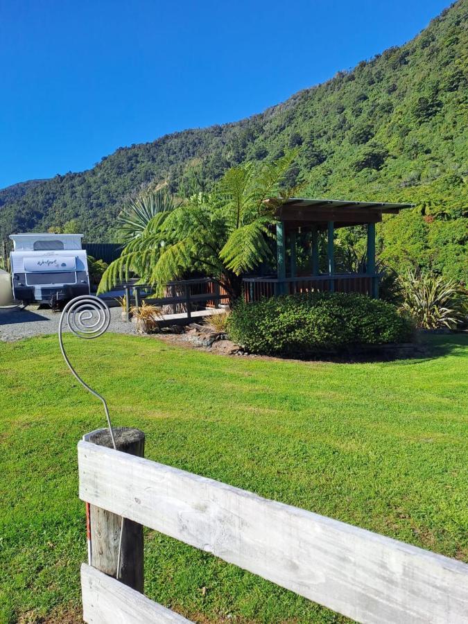 Koru Beachfront Holiday Cabins & Hot Tub Barrytown Extérieur photo
