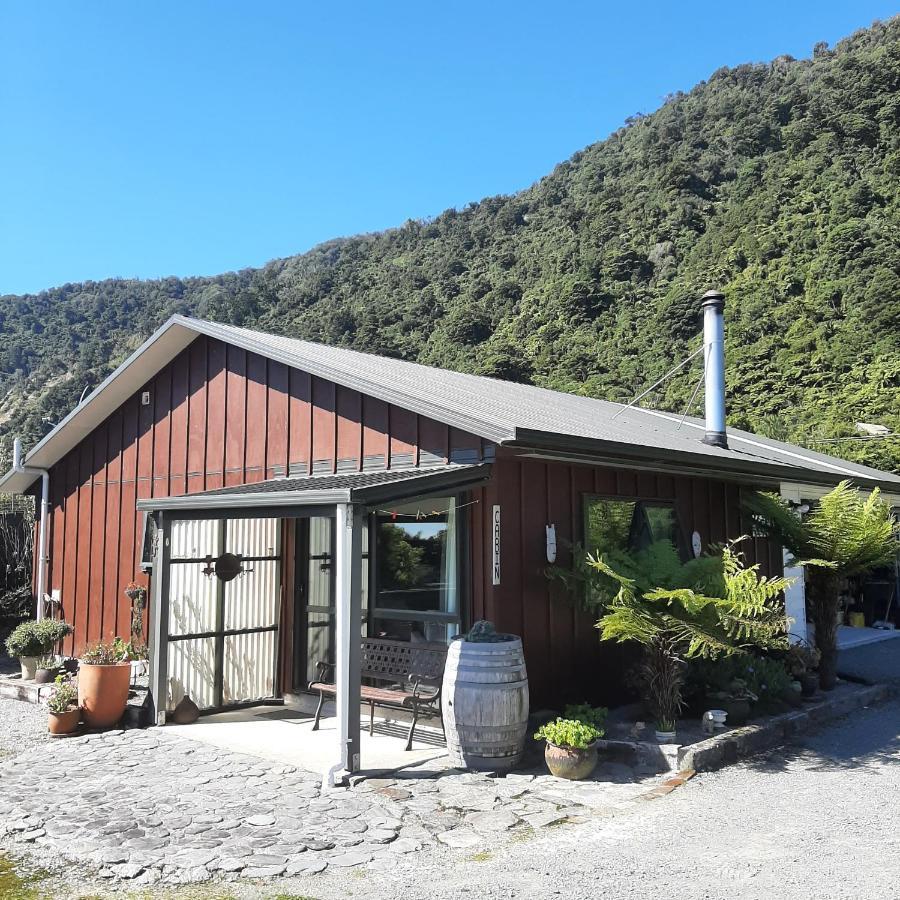 Koru Beachfront Holiday Cabins & Hot Tub Barrytown Extérieur photo