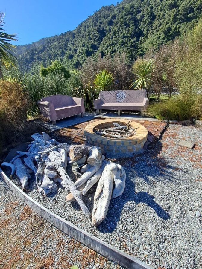 Koru Beachfront Holiday Cabins & Hot Tub Barrytown Extérieur photo