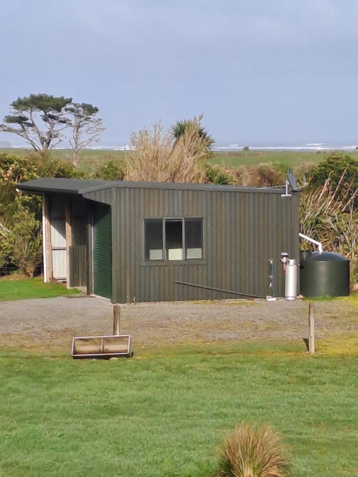 Koru Beachfront Holiday Cabins & Hot Tub Barrytown Extérieur photo
