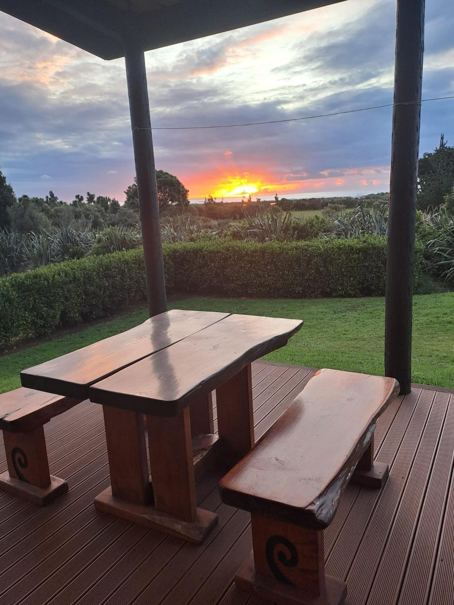 Koru Beachfront Holiday Cabins & Hot Tub Barrytown Extérieur photo