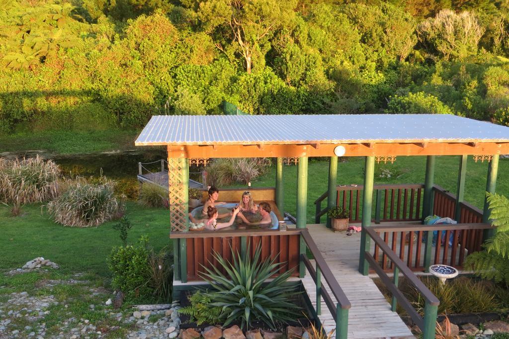 Koru Beachfront Holiday Cabins & Hot Tub Barrytown Extérieur photo