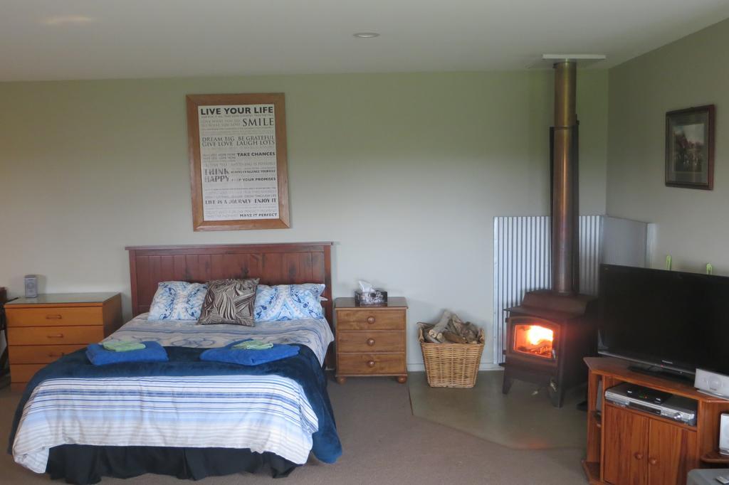 Koru Beachfront Holiday Cabins & Hot Tub Barrytown Extérieur photo