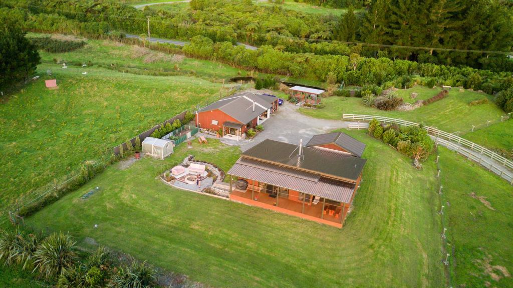 Koru Beachfront Holiday Cabins & Hot Tub Barrytown Extérieur photo