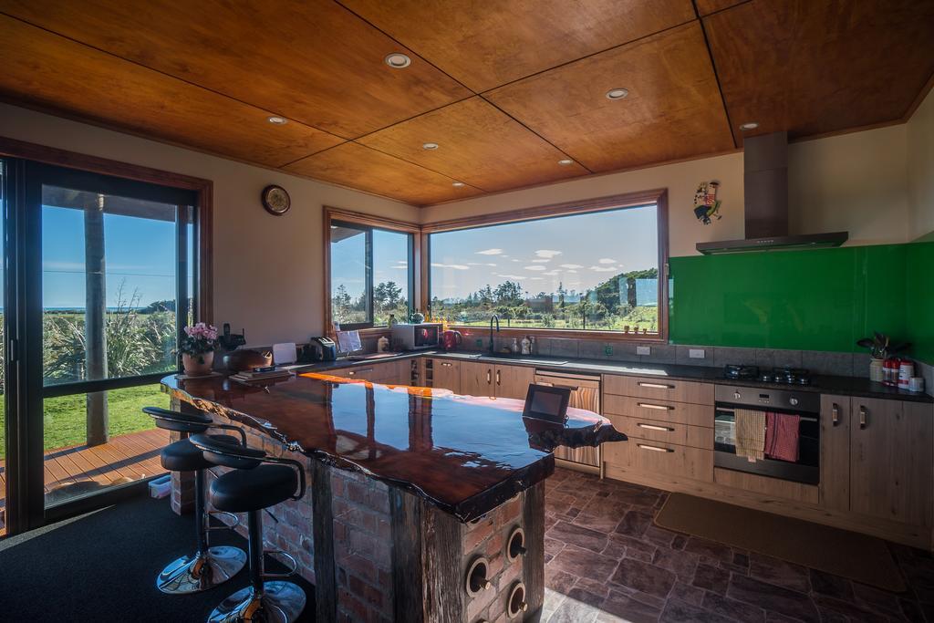 Koru Beachfront Holiday Cabins & Hot Tub Barrytown Extérieur photo