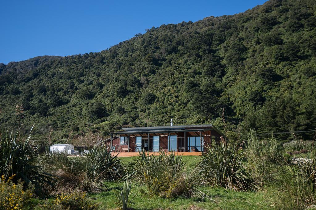 Koru Beachfront Holiday Cabins & Hot Tub Barrytown Extérieur photo