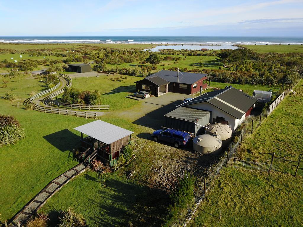Koru Beachfront Holiday Cabins & Hot Tub Barrytown Extérieur photo