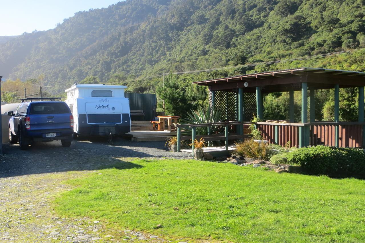 Koru Beachfront Holiday Cabins & Hot Tub Barrytown Extérieur photo