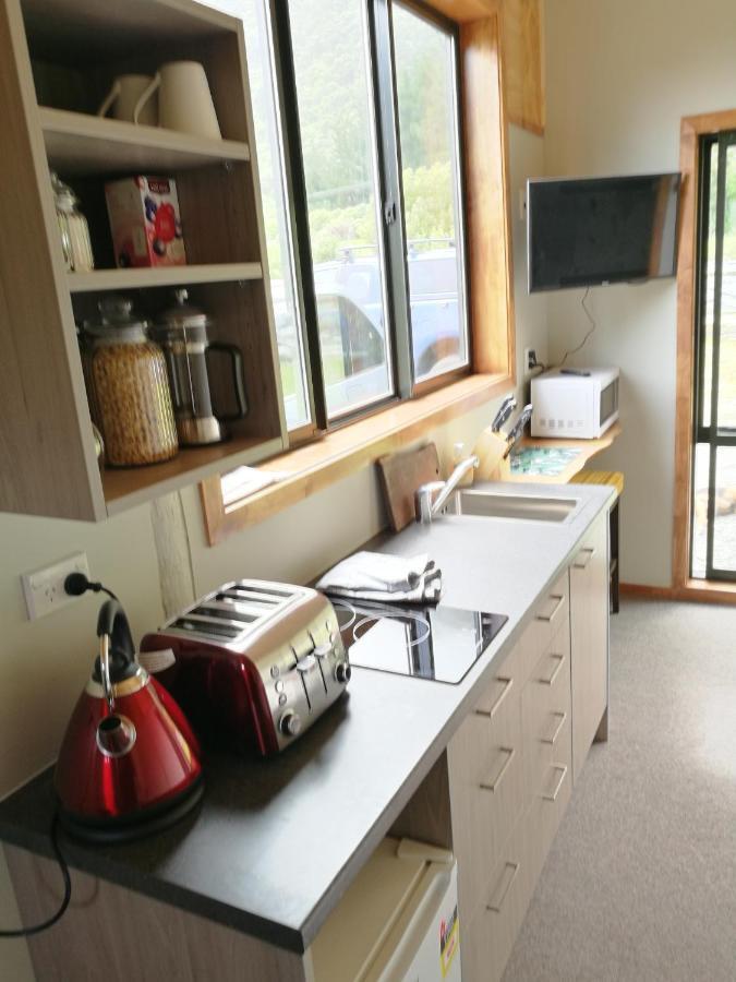 Koru Beachfront Holiday Cabins & Hot Tub Barrytown Extérieur photo